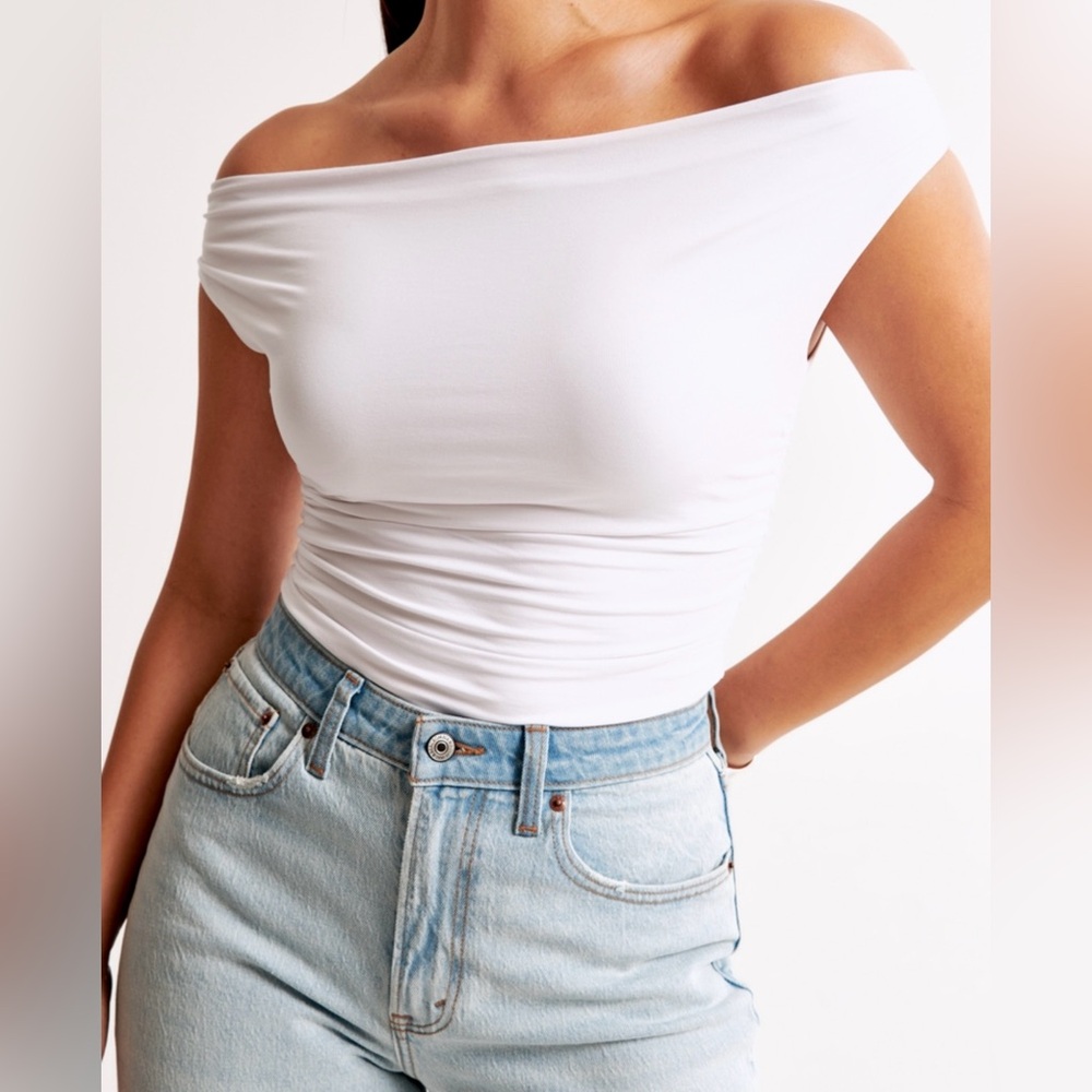 NWT Off-the-Shoulder Ruched Top - Picture 3 of 6